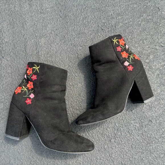 Abound heeled boots with Flower Design - Picture 1 of 3